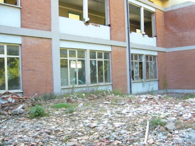La scuola media di Arsoli, in provincia di Roma, inutilizzata da almeno dieci anni. 