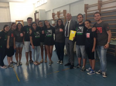 Il direttore della Coldiretti di Palermo, Gerardo Forina, con alcuni dei ragazzi della scuola Cassarà